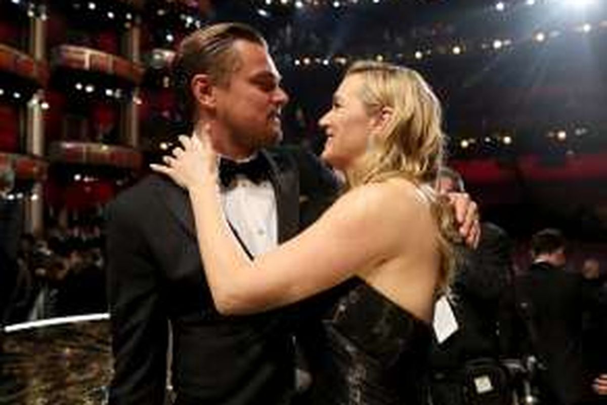 Leonardo DiCaprio (kiri) dan Kate Winslet menghadiri perhelatan Academy Awards ke-88 di Dolby Theatre, Hollywood, California, Minggu (28/2/2016).