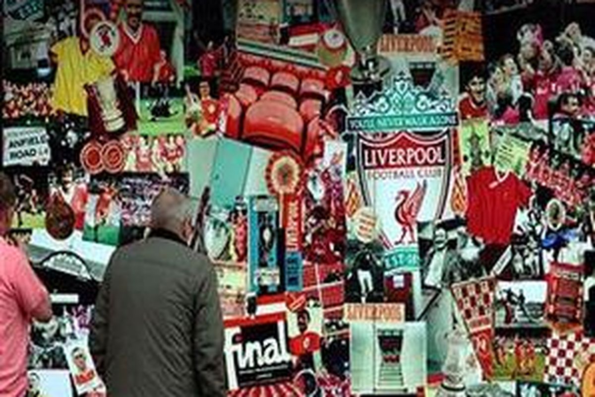 Toko pernak-pernik Liverpool, di Anfield.