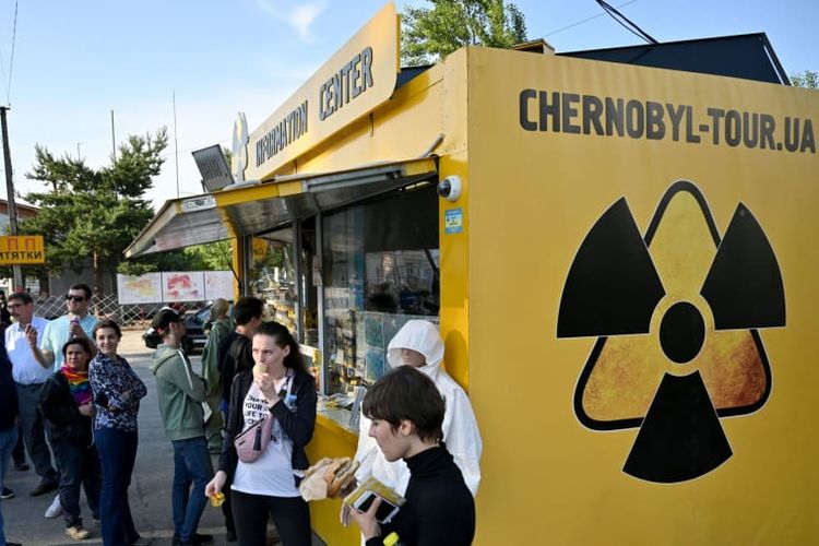 Wisatawan di pusat informasi Chernobyl di Russia.