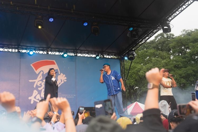 Presenter Uya Kuya bersama grup musik TOFU tampil di Taipei City Hall Plaza pada 20 Agustus 2023 dalam acara peringatan HUT RI ke-78 bersama para pekerja migran Indonesia (PMI) di Taiwan. 