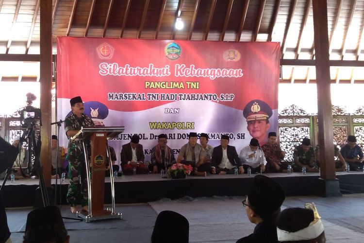 Panglima TNI Marsekal Hadi Tjahjanto menyampaikan pidato dalam acara silaturahmi kebangsaan di Pendopo Duplikat Sipanji Kecamatan/Kabupaten Banyumas, Jawa Tengah, Sabtu (6/4/2019).