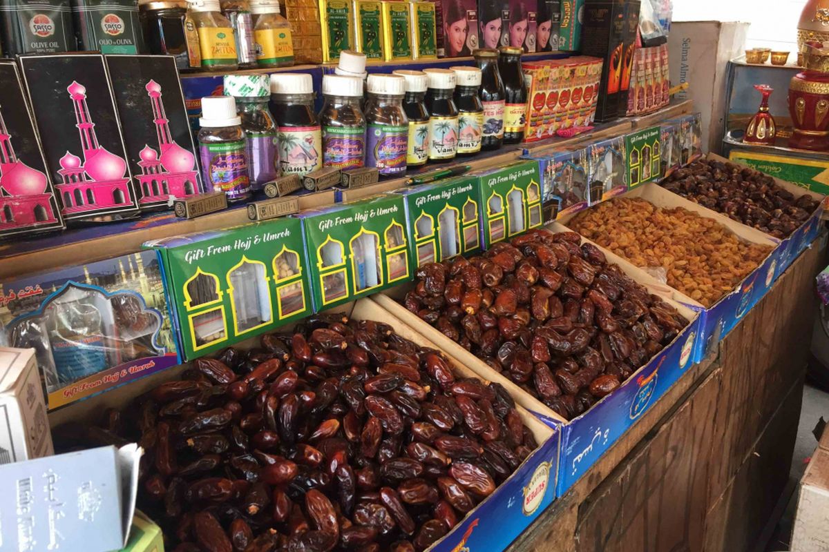 Di Jalan KH Mansyur, Jakarta Pusat, hampir semua penjual menjual jenis kurma yang sama, seperti Kurma Ajwa atau yang dikenal juga dengan kurma Nabi Muhammad SAW , Kurma Tunisia, Madinah, Mesir, dan Kurma Medjool atau California. Foto diambil Kamis (17/5/2018).