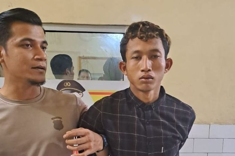 Tersangka RH (kanan) pelaku pembunuhan terhadap seorang ibu dan anak ditangkap Polres Langkat. 