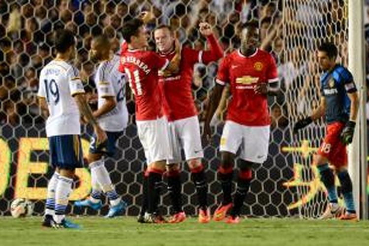 Penyerang Manchester United, Wayne Rooney, merayakan golnya seusai membobol gawang LA Galaxy, Kamis (24/7/2014). 