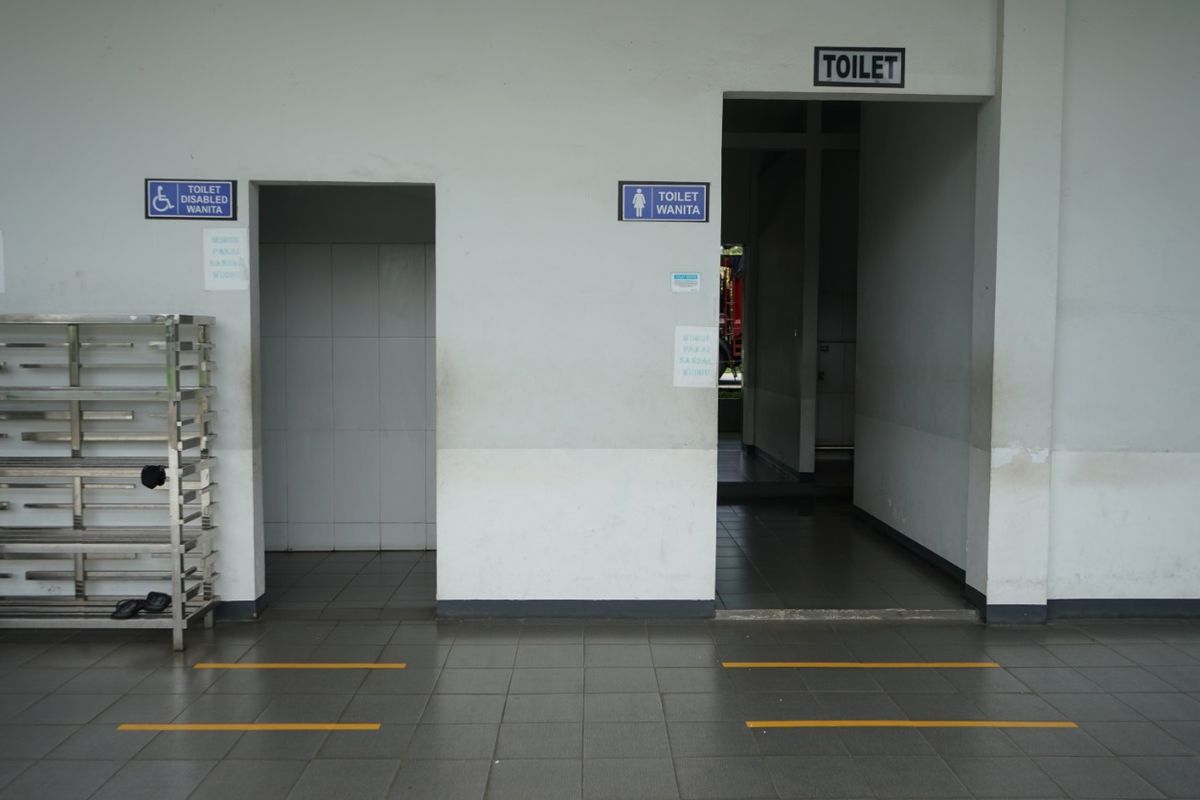 PT Jasamarga Related Business (JMRB) selaku pengelola rest area jalan tol memasang rambu pembatas jarak