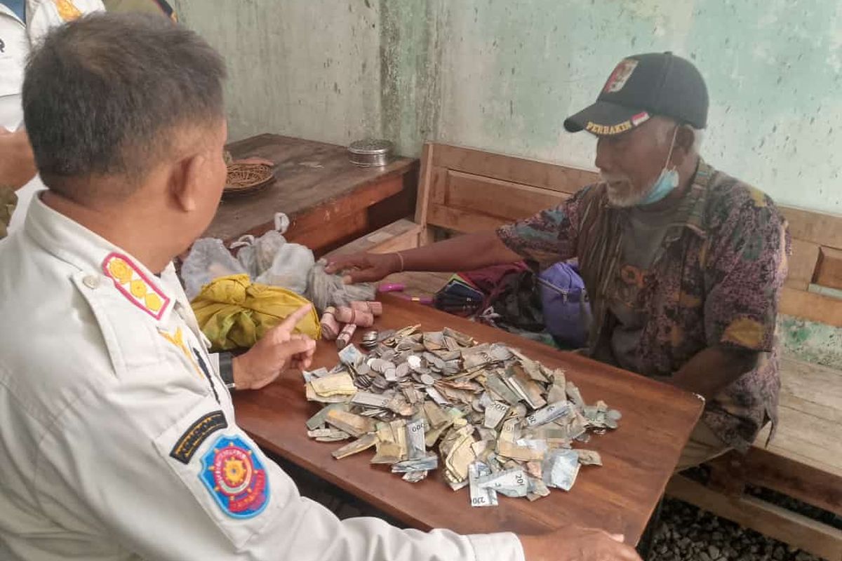 Pengemis berinisial AR (70) saat diamankan di markas Satpol.PP Kota Kediri, Jawa Timur, Rabu (12/2/2025).