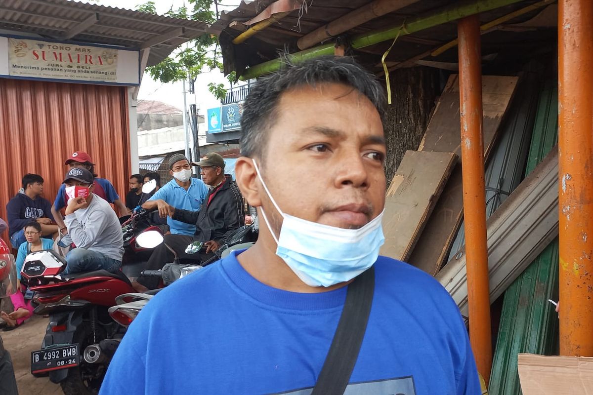 Ken (42) Pedagang di Pasar Kalideres menceritakan bagaimana detik-detik si jago merah melahap kios dagangannya pada Minggu (24/10/2021) siang.