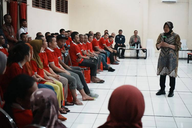 Mensos Tri Rismaharini saat menemui 110 korban TPPO yang dipulangkan Kedutaan Besar Republik Indonesia di Kuala Lumpur, Malaysia.