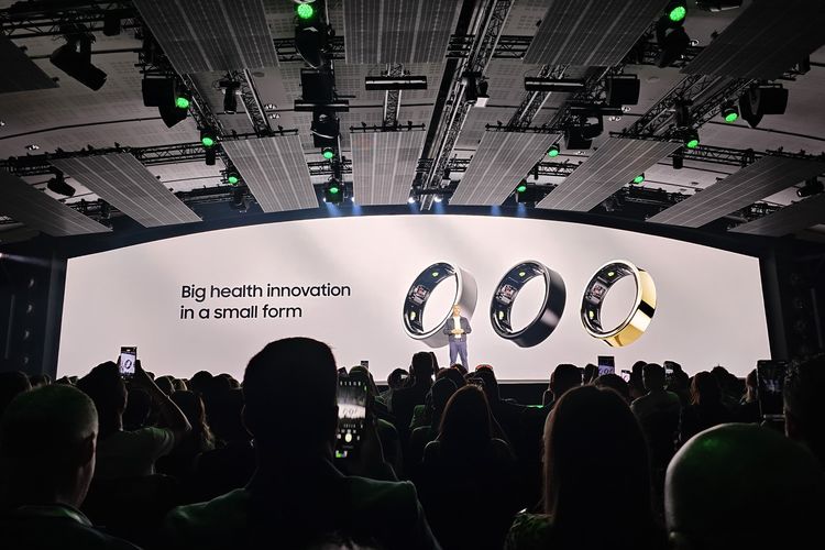 Samsung Galaxy Ring dirancang untuk memantau kesehatan pengguna, tetapi dengan ukuran yang lebih mungil ketimbang arloji pintar atau gelang pintar (smartband), baik ukuran perangkat maupun sensornya. Perangkat ini diluncurkan dalam acara Galaxy Unpacked di Paris, Perancis, Rabu (10/7/2024)