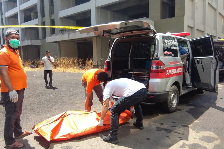 Polisi saat melakukan evakuasi jenazah mahasiswi Unair ditemukan tewas di Sidoarjo, Minggu (15/11/2023)