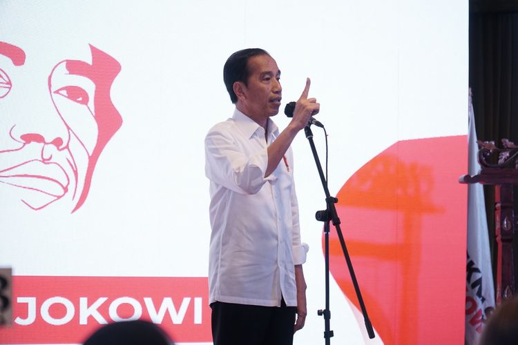 Presiden Joko Widodo berpidato saat membuka rapat kerja nasional Sekretariat Nasional (Seknas) Jokowi di Hotel Salak, Bogor, Sabtu (16/9/2023).