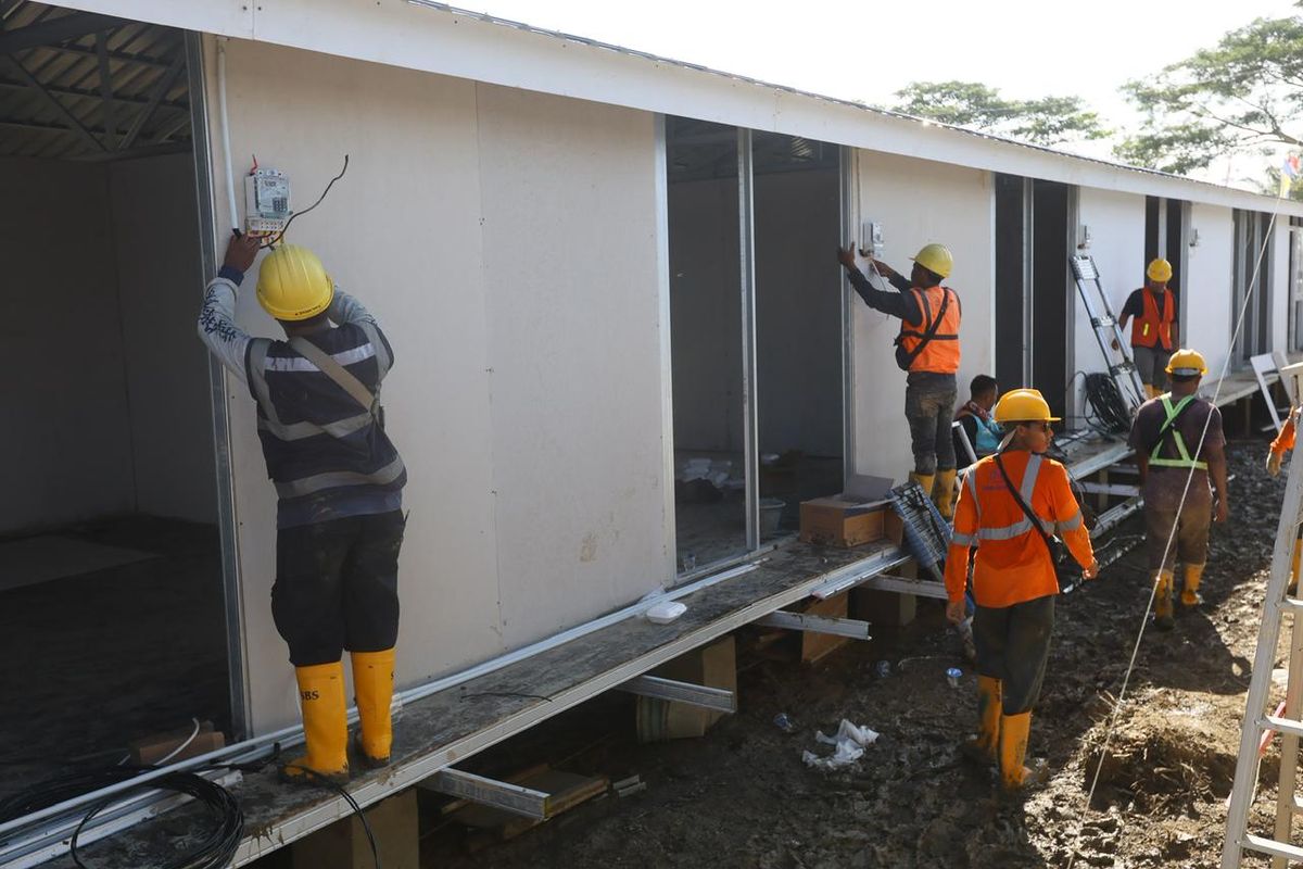 Para petugas PLN memasang kilowatt-hour (kWh) meter di setiap unit Rumah Hunian Danantara (Huntara) Aceh Tamiang. Saat ini, seluruh hunian yang telah terbangun sudah tersambung listrik.