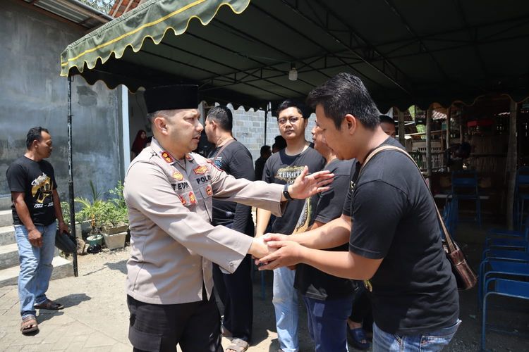 Kapolres Kediri Kota AKBP Teddy Chandra saat takziah di rumah duka almarhum Andan Wisnu di Trenggalek.