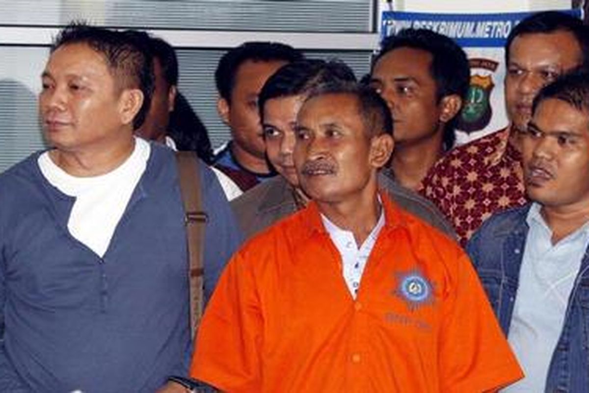 Tersangka sodomi dan pembunuhan dengan cara mutilasi, Baekuni alias Babe baju orange saat gelar barang bukti di Dirktorat Reserse Kriminal Umum Markas Kepolisian Metro Jaya, Jakarta, Jumat 15/01/2010. Pihak kepolisian sudah menemukan tujuh jenazah yang rata-rata masih berusia anak-anak, aparat juga terus melakukan pengembangan kasus mutilasi tersebut.