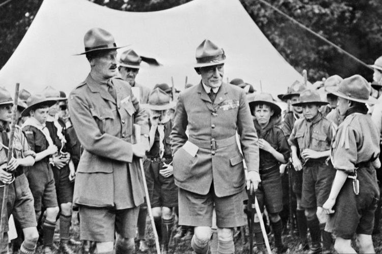Gambar tak bertanggal Jenderal Inggris Robert Baden-Powell (C-R) dikelilingi oleh anggota gerakan Pramuka di suatu tempat di Hartfordshire selama liburan.