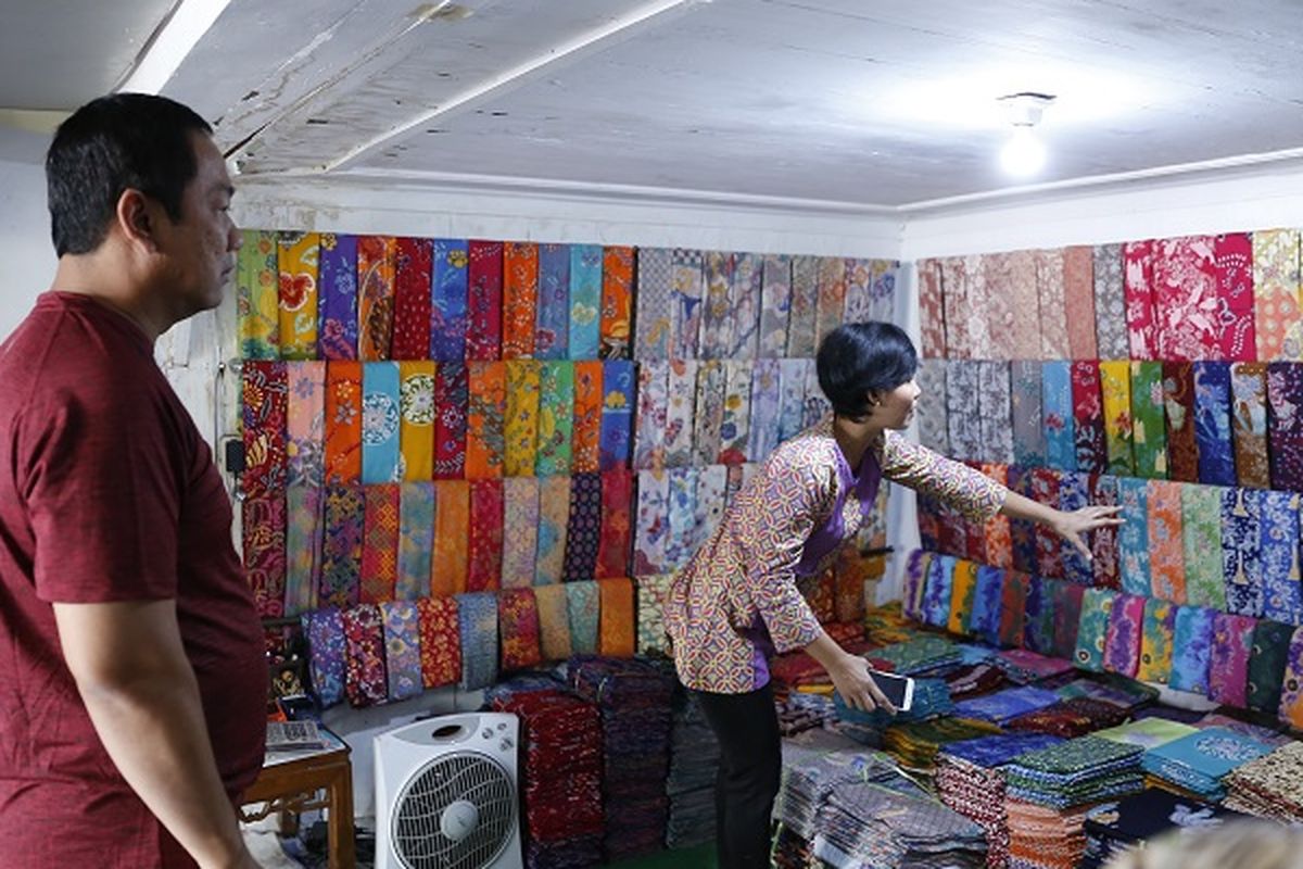 Wali Kota Semarang Hendrar Prihadi mengunjungi salah satu perajin batik di Kota Semarang