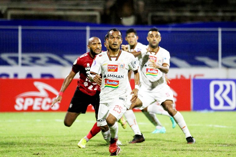Pemain Persija Jakarta Riko Simanjuntak saat pertandingan pekan 29 Liga 1 2021-2022 melawan Bali United yang berakhir dengan skor 2-1 di Stadion I Gusti Ngurah Rai Denpasar, Minggu (6/3/20222) malam.