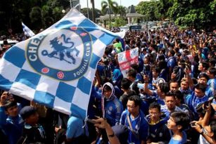 Penggemar klub sepak bola Chelsea berkumpul di Bandara Halim Perdanakusuma untuk menyambut kedatangan tim Chelsea, Selasa (23/7/2013). Chelsea akan bertanding melawan Indonesia All Star pada Kamis, 25 Juli.