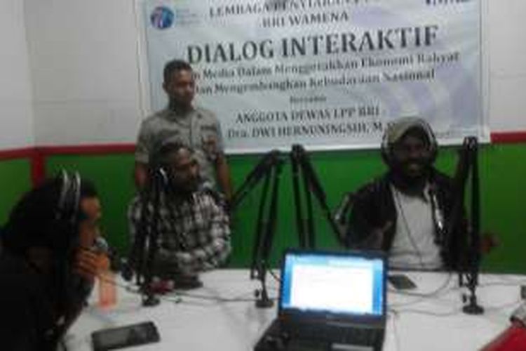 Dialog antara penyiar RRI Wamena dan pekerja sosial dari dua organisasi yang didatangi salah satu oknum polisi. 