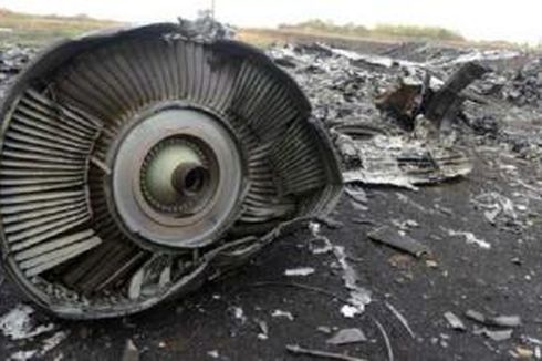 Beredar, Rekaman Video Puing-puing MH17 Jatuh dan Terbakar