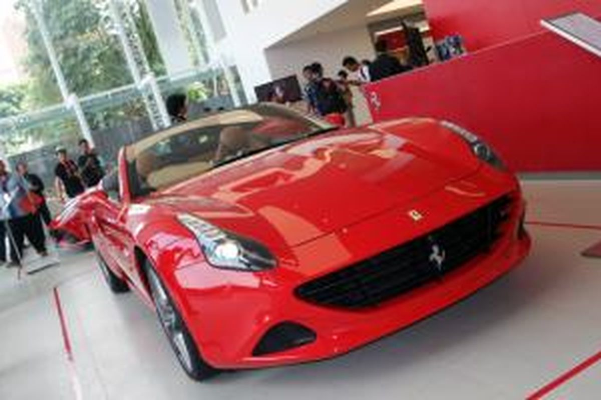 Ferrari Jakarta memperkenalkan kantor pusat baru di lantai satu dan dua gedung Wisma MRA di Jl. TB Simatupang No. 19, Cilandak, Jakarta Selatan, Jumat (31/7/2015).