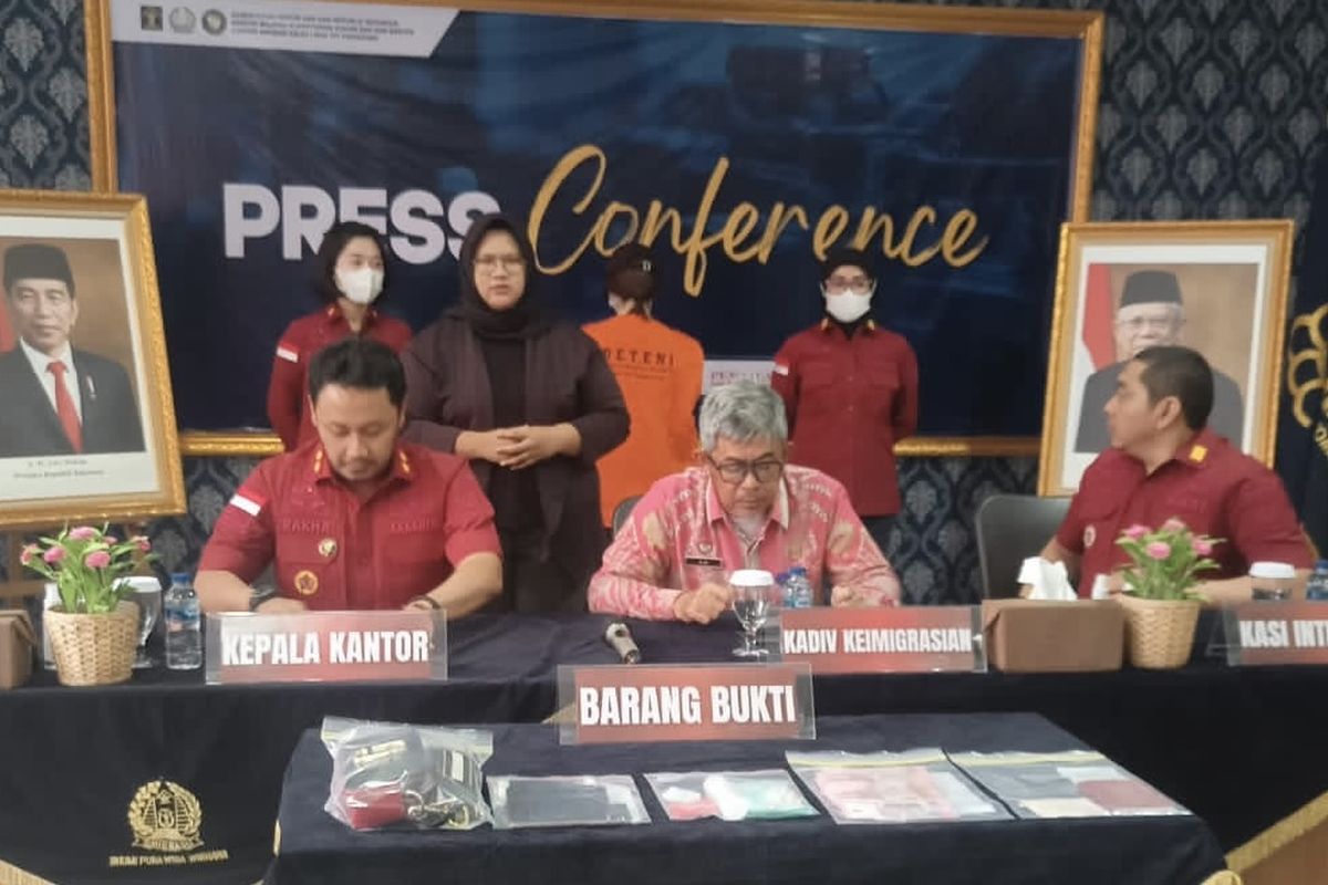 Konferensi pers penangkapan warga negara asing asal Rusia, ZPR (31) yang membuka jasa prostitusi online, Jumat (26/5/2023). ZPR diamankan di sebuah penginapan di kawasan Tangerang dengan barang bukti paspor atas nama ZPR, uang tunai sebesar Rp 4 juta rupiah, alat kontrasepsi, dan juga telepon genggam.