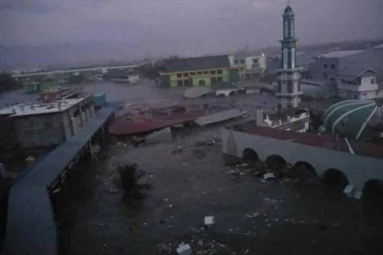 Kondisi Palu, Sulawesi Tengah, dari ketinggian, setelah gelombang tsunami terjadi, Jumat (28/9/2018).