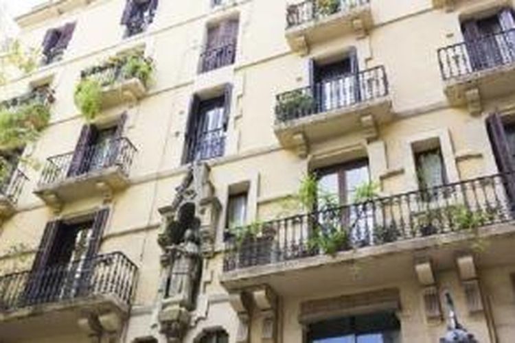 Kendati diminati banyak pembeli asing, harga properti di Spanyol terus melorot.