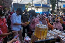 Demi Sebotol Minyak Goreng, Mahruri Rela Antre 2 Jam Sambil Gendong Anak