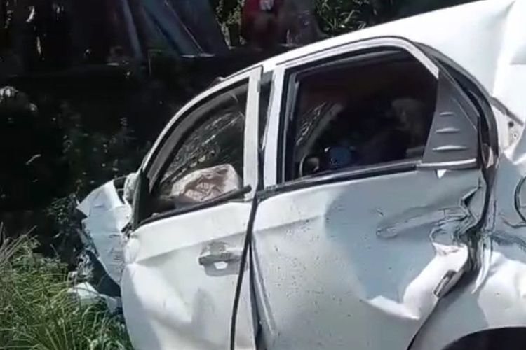 Kondisi mobil Honda Brio usai tertabrak kereta api di perlintasan tanpa palang pintu di Desa Bulutrate, Kecamatan Babat, Lamongan, Jawa Timur, Rabu (20/7/2022). 