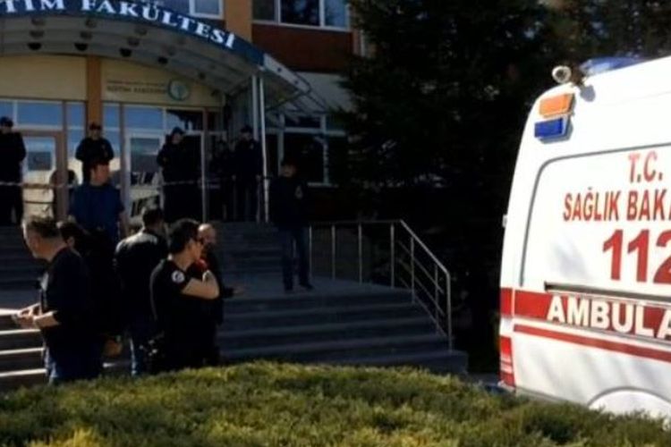 Polisi ketika melakukan penyelidikan di depan Fakultas Pendidikan Universitas Osmangazi di Eskisehir, Turki, Kamis (5/4/2018). Terjadi penembakan di sana, dan menewaskan empat orang, serta melukai tiga lainnya.