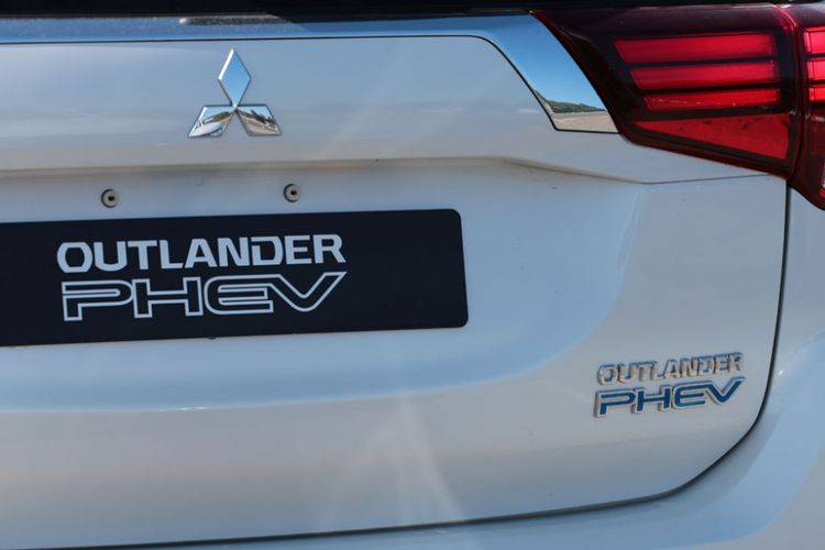 Kompas.com menjajal SUV terbaru Outlander PHEV di pabrik Mitsubishi di Okazaki, Jepang.