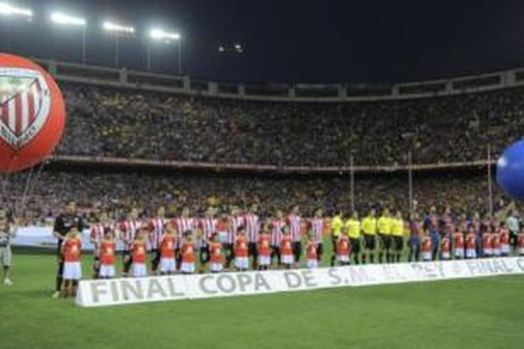 Para pemain Barcelona dan Athletic Bilbao berpose jelang partai final Copa Del Rey 2012.
