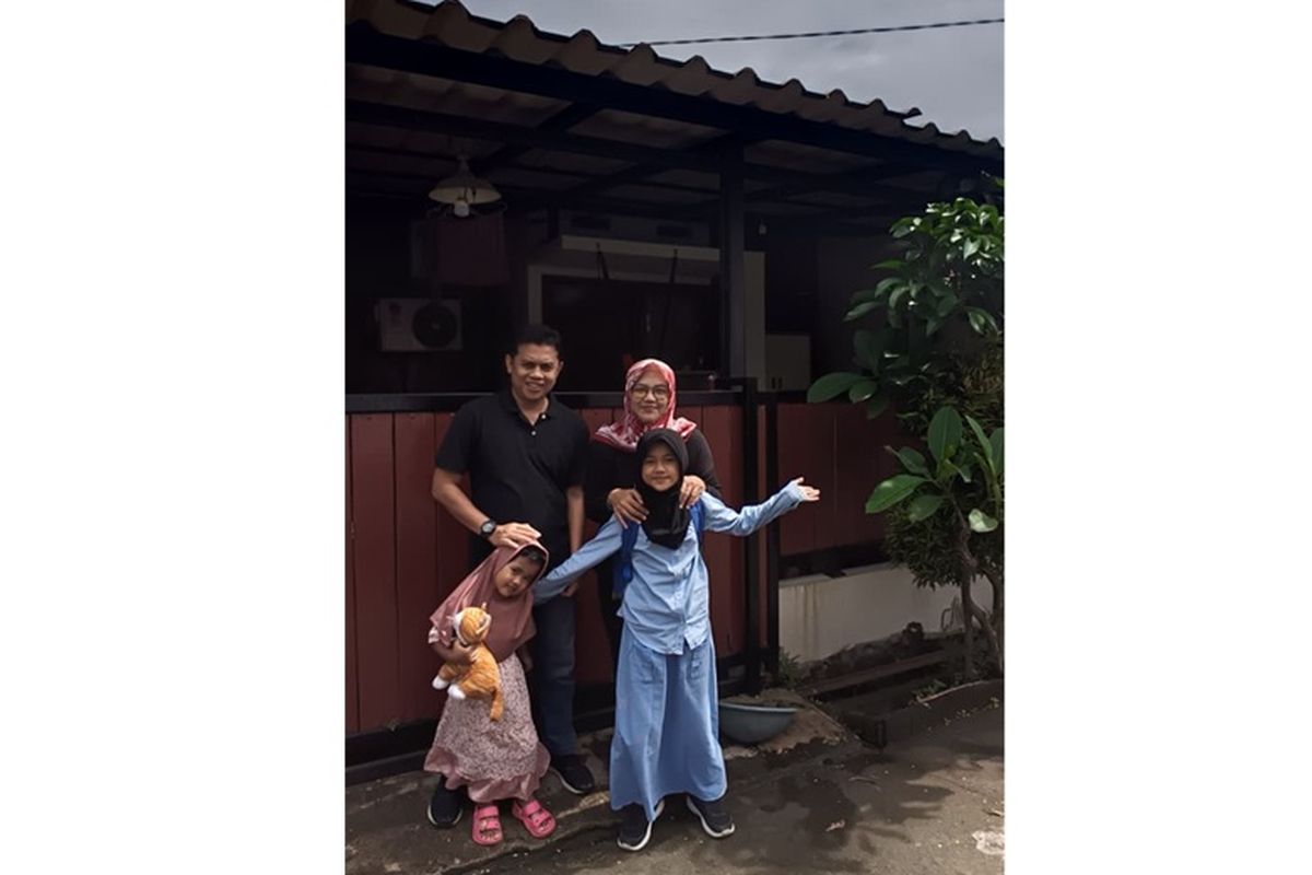 Keluarga Septiani berfoto di rumah pertama mereka di Cileungsi, Kabupaten Bogor, Jawa Barat.