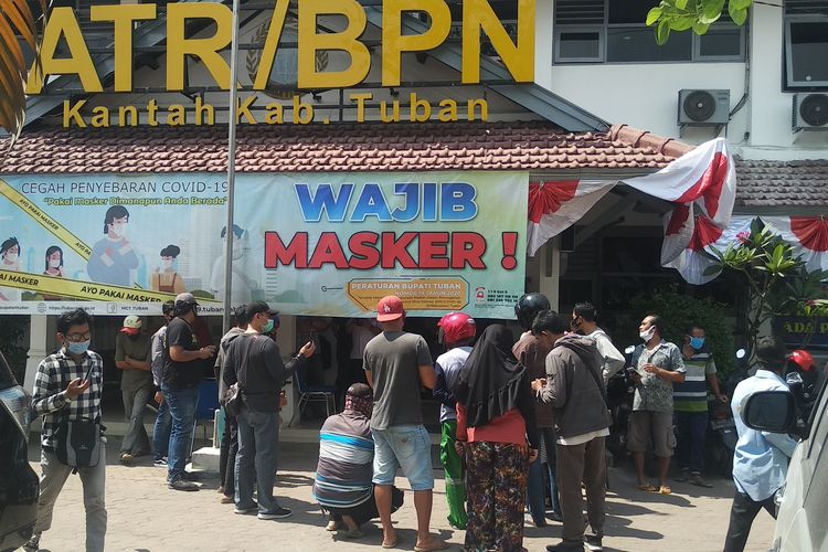 Belasan Petani asal Desa Wadung dan Sumurgeneng, Kecamatan Jenu, Tuban, Jawa Timur, mendatangi Kantor ATR/BPN Tuban mempertanyakan pengukuran tanah miliknya secara paksa. Senin (3/8/2020). 