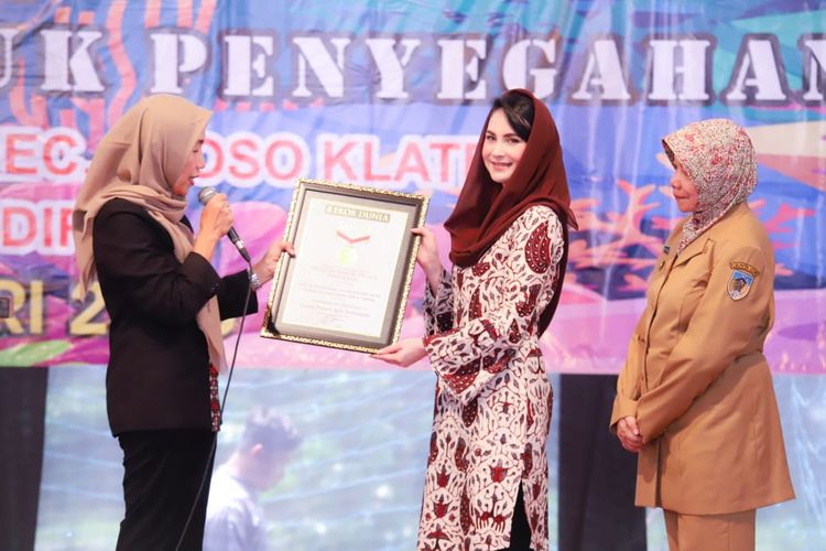 Ketua Forikan Jatim Arumi Bachsin menerima penghargaan MURI untuk Agenda 3.000 Cup Dawet Lele,
