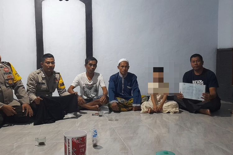 Pelajar SD (tengah) korban penculikan pria bertopeng di Jember, Jawa Timur