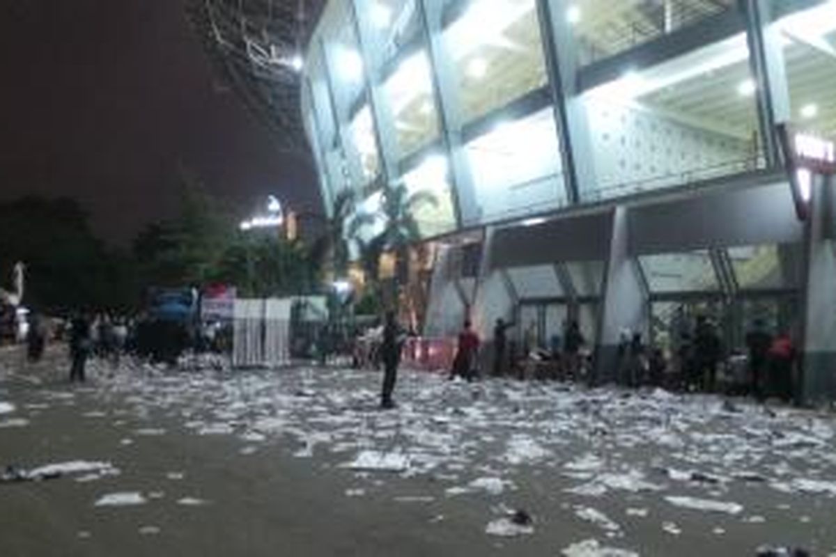 sampah berserakan di Gelora Bung Karno pada perhelatan final Piala Presiden 2015 antara Persib Bandung dengan Sriwijaya FC, di Stadion Utama Gelora Bung Karno, Jakarta, Minggu (18/10/2015).