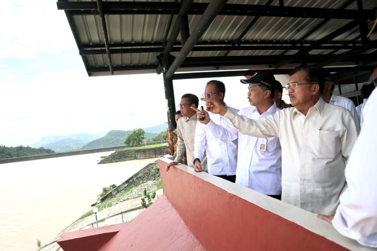 Wakil Presiden Jusuf Kalla tengah memantau bendungan Bilibili di Kabupaten Gowa, Sulawesi Selatan. Minggu, (27/1/2019). 