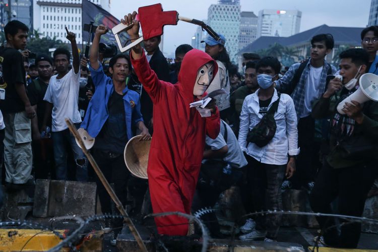 Massa melakukan demonstrasi di kawasan Patung Kuda Arjuna Wijaya, Jakarta Pusat, Selasa (13/9/2022). Massa buruh hingga mahasiswa turun ke jalan untuk menolak kenaikan harga BBM