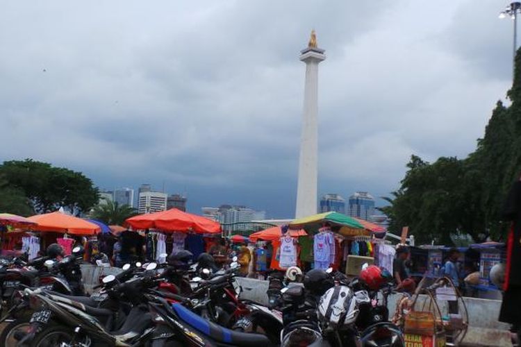 Parkir liar di kawasan Monas Jakarta Pusat. Foto diambil Sabtu (2/1/2016).