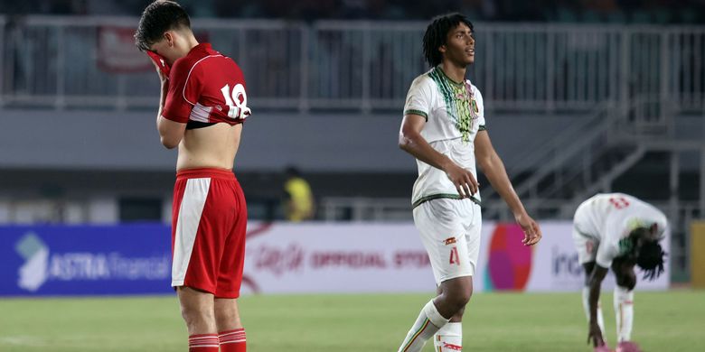 Ekspresi penyerang Timnas U22 Indonesia Mauro Zijlstra (kiri) usai Garuda Muda dikalahkan Timnas Mali pada laga persahabatn di Stadion Pakansari, Kabupaten Bogor, Jawa Barat, Sabtu (15/11/2025). Timnas U22 Indonesia dikalahkan Mali dengan skor 0-3. ANTARA FOTO/Yulius Satria Wijaya/tom.
