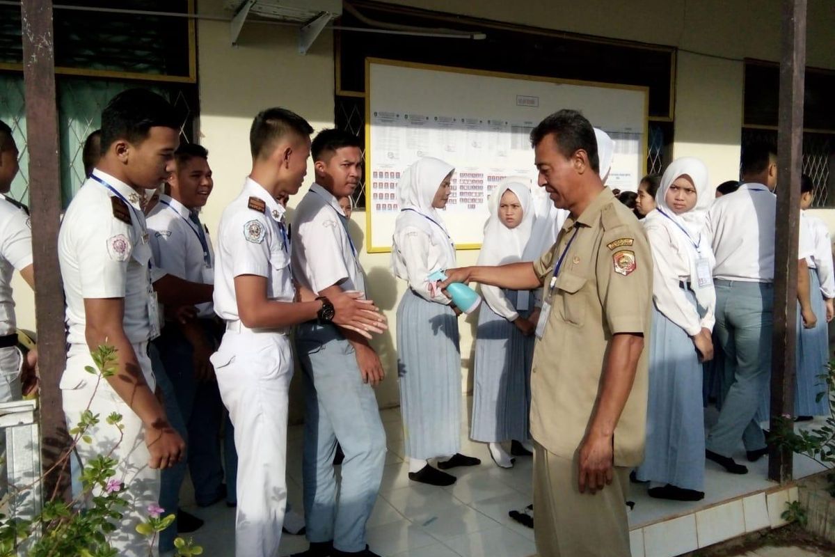 Pelaksanaan UN 2020 untuk jenjang SKM dilaksanakan Senin (16/3/2020) di salah satu SMK Kalimantan Barat dengan menerapkan protokol khusus terkait pencegahan virus corona di area pendidikan.