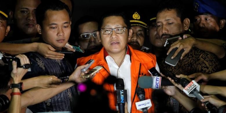 Mantan Ketua Umum Partai Demokrat, Anas Urbaningrum resmi ditahan usai diperiksa sebagai tersangka oleh Komisi Pemberantasan Korupsi (KPK), Jakarta, Jumat (10/1/2014). Ia ditahan terkait dugaan suap dalam proyek Hambalang. 