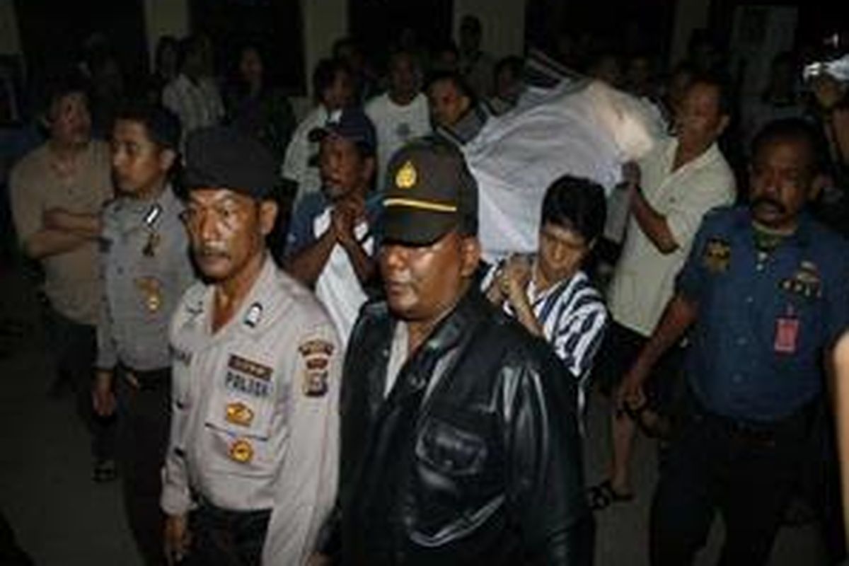 Jenazah Handratmo, korban kapal Dumai Express 10 yang tenggelam di perairan Tokong Hiu Karimun, Kepulauan Riau, dievakuasi saat baru tiba di Pelabuhan Dumai, Riau, Senin (23/11) dini hari. Handratmo atau yang akrab dipanggil Bohin merupakan Direktur dan juga pemegang saham terbesar MV Dumai Express.