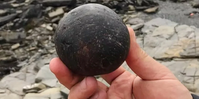 Salah satu bola batu yang ditemukan di sebuah makam kuno di pulau Sanday, di Kepulauan Orkney, Skotlandia
