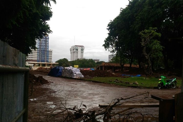 Taman Lapangan Banteng ditutup sementara untuk umum karena tengah direvitalisasi. Foto diambil Jumat (19/1/2018).