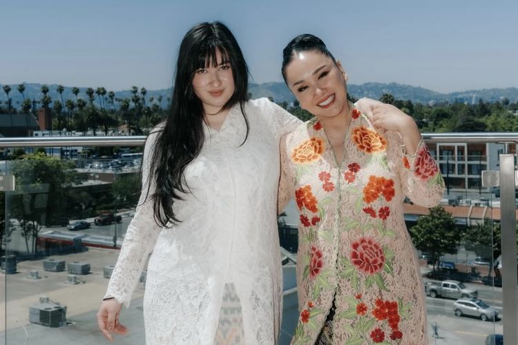 Penampilan penyanyi Stephanie Poetri dan sang ibu, Titi DJ, di hari pernikahannya di Los Angeles, Amerika Serikat.