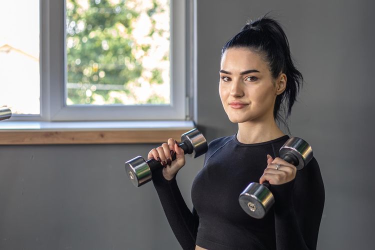 Ilustrasi olahraga. Dokter olahraga RSPI menjelaskan frekuensi, waktu terbaik, dan cara aman latihan beban saat puasa agar massa otot dan metabolisme tetap terjaga.