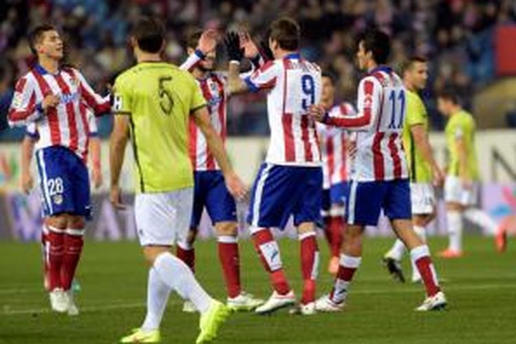 Para pemain Atletico Madrid saat merayakan gol Mario Mandzukic ke gawang Hospitalet pada leg kedua 32 besar Copa del Rey di Vicente Calderon, Kamis (18/12/2014). 